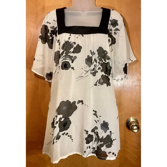Charlotte Russe White Floral Top - Picture 1 of 3